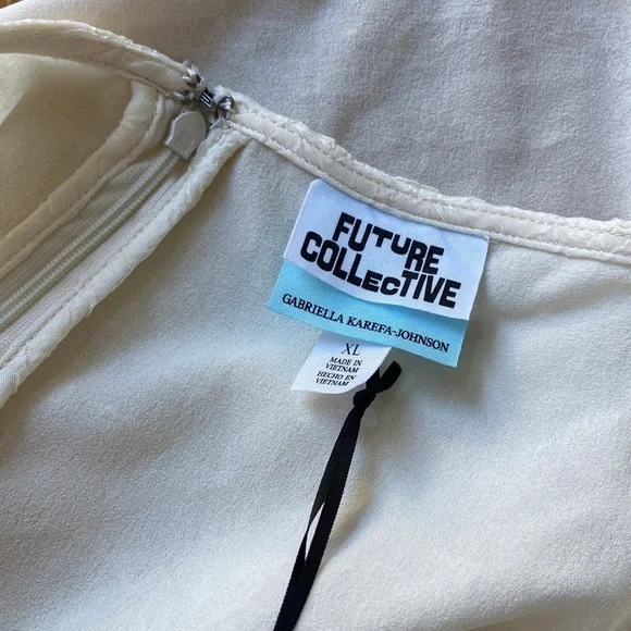 NWT - Women's xl Square Tie Neck
Puffed Short Sleeve Top - Future
Collection - Picture 3 of 4